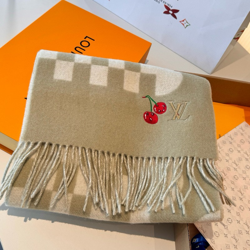 L新款櫻桃圍巾 好看的要瘋掉了，太有型太有魅力了 非常斯文時尚的秋冬單品！真的