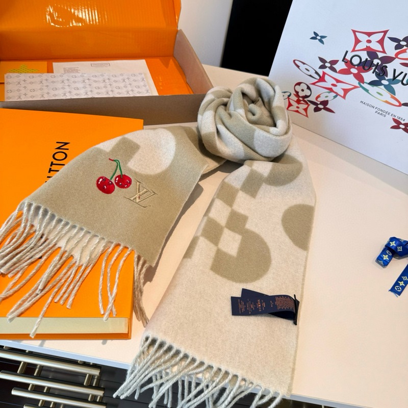 L新款櫻桃圍巾 好看的要瘋掉了，太有型太有魅力了 非常斯文時尚的秋冬單品！真的