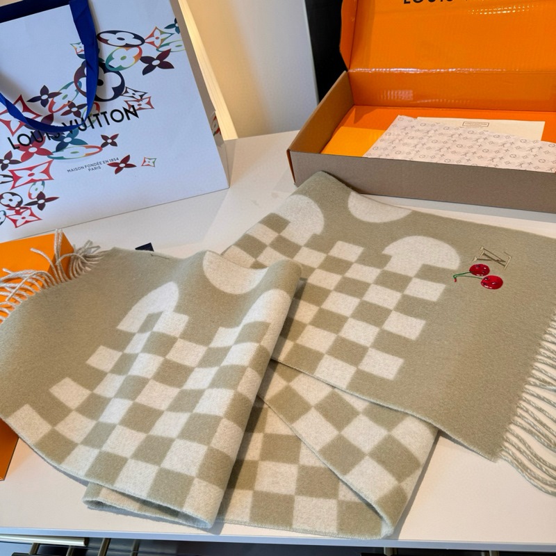 L新款櫻桃圍巾 好看的要瘋掉了，太有型太有魅力了 非常斯文時尚的秋冬單品！真的