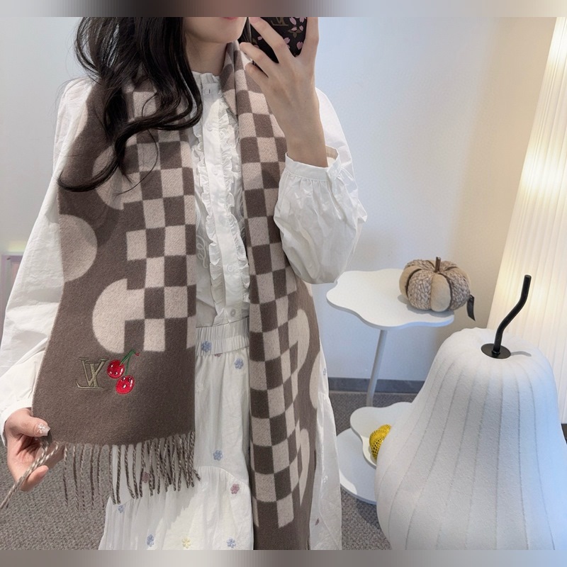 L新款櫻桃圍巾 好看的要瘋掉了，太有型太有魅力了 非常斯文時尚的秋冬單品！真的