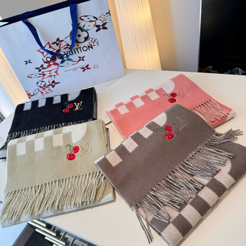 L新款櫻桃圍巾 好看的要瘋掉了，太有型太有魅力了 非常斯文時尚的秋冬單品！真的