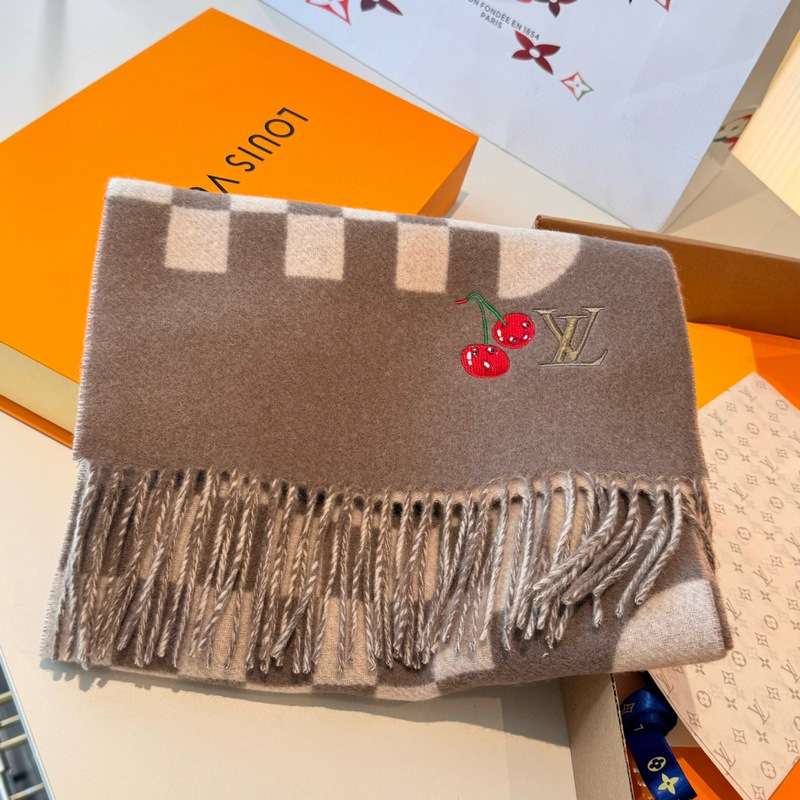 L新款櫻桃圍巾 好看的要瘋掉了，太有型太有魅力了 非常斯文時尚的秋冬單品！真的