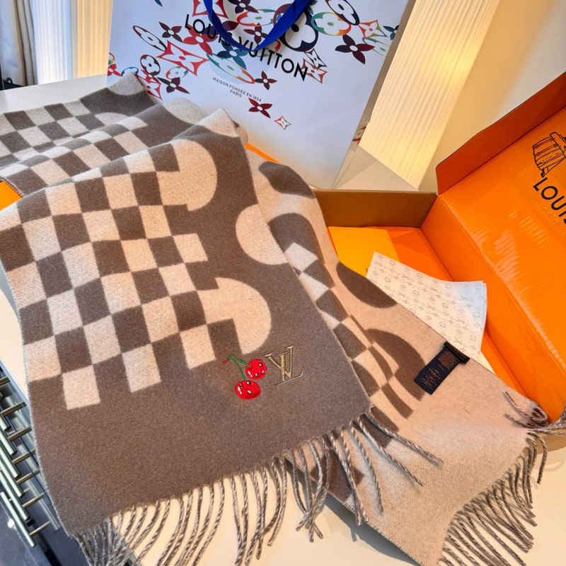 L新款櫻桃圍巾 好看的要瘋掉了，太有型太有魅力了 非常斯文時尚的秋冬單品！真的