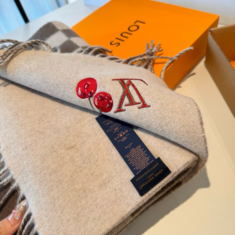 L新款櫻桃圍巾 好看的要瘋掉了，太有型太有魅力了 非常斯文時尚的秋冬單品！真的