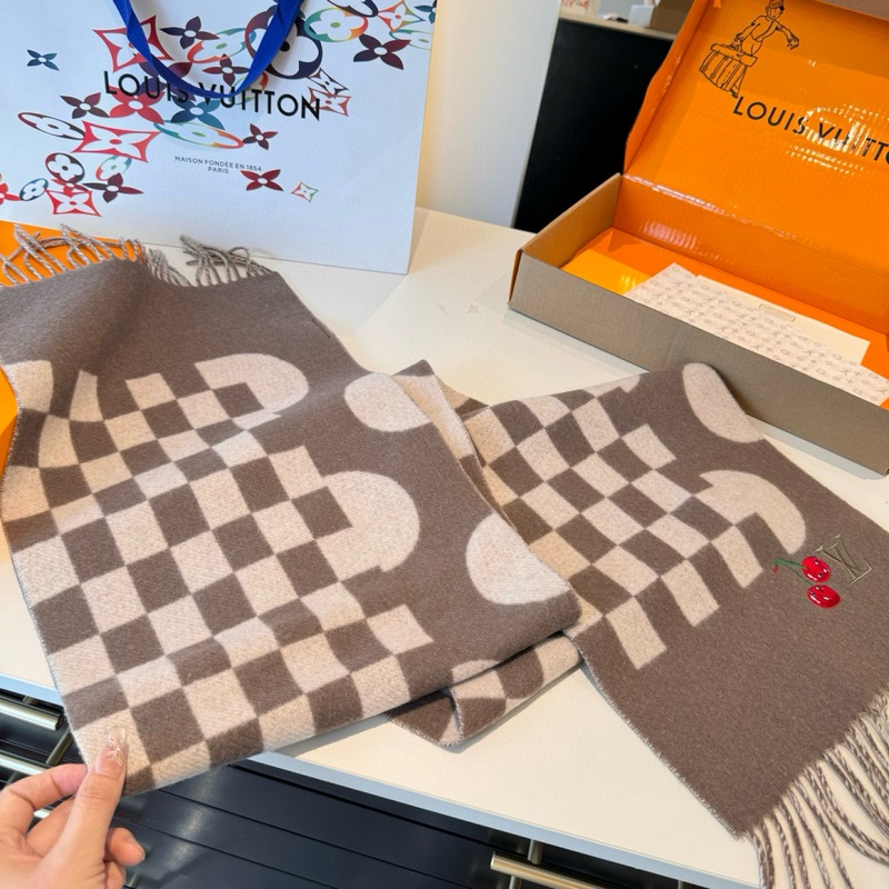 L新款櫻桃圍巾 好看的要瘋掉了，太有型太有魅力了 非常斯文時尚的秋冬單品！真的