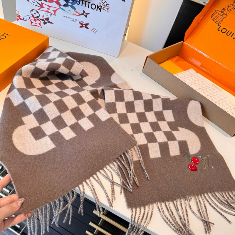 L新款櫻桃圍巾 好看的要瘋掉了，太有型太有魅力了 非常斯文時尚的秋冬單品！真的