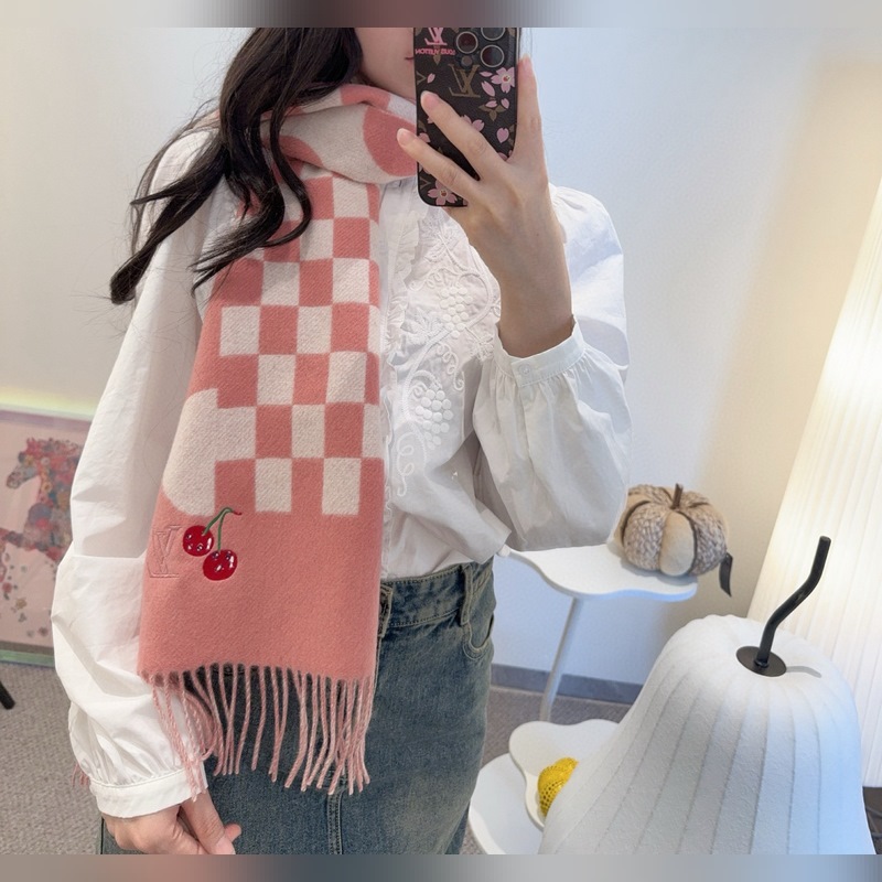 L新款櫻桃圍巾 好看的要瘋掉了，太有型太有魅力了 非常斯文時尚的秋冬單品！真的