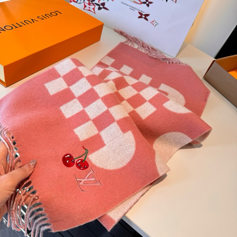 L新款櫻桃圍巾 好看的要瘋掉了，太有型太有魅力了 非常斯文時尚的秋冬單品！真的