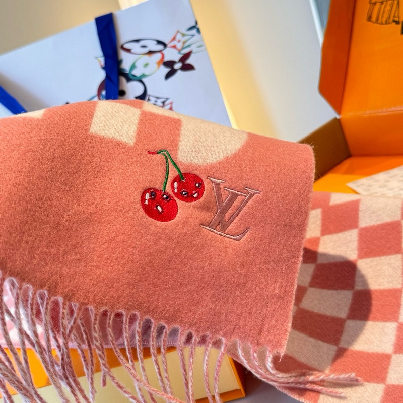 L新款櫻桃圍巾 好看的要瘋掉了，太有型太有魅力了 非常斯文時尚的秋冬單品！真的