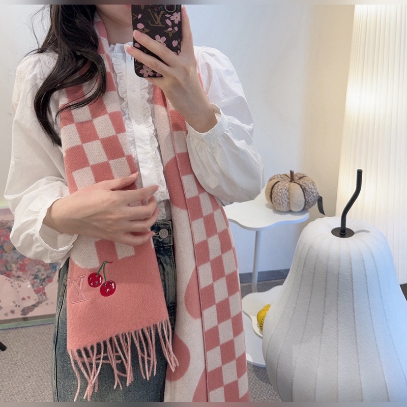 L新款櫻桃圍巾 好看的要瘋掉了，太有型太有魅力了 非常斯文時尚的秋冬單品！真的