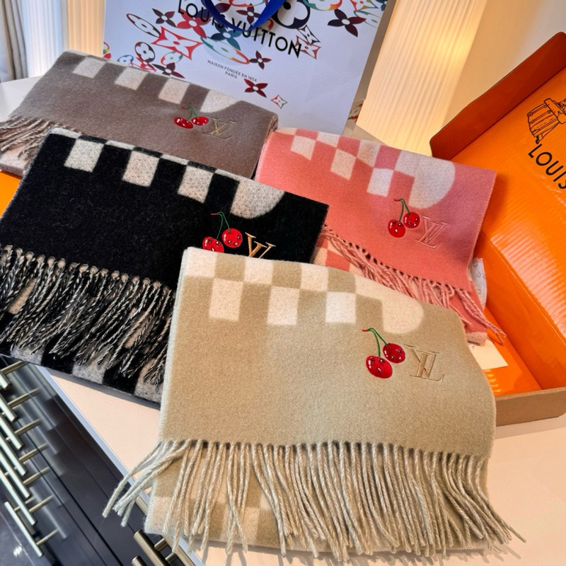 L新款櫻桃圍巾 好看的要瘋掉了，太有型太有魅力了 非常斯文時尚的秋冬單品！真的