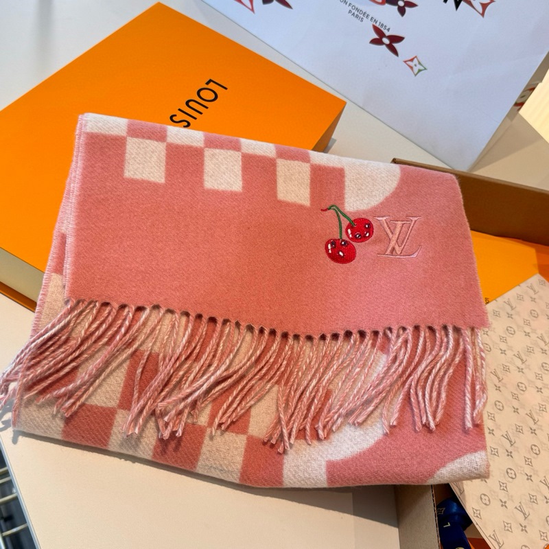 L新款櫻桃圍巾 好看的要瘋掉了，太有型太有魅力了 非常斯文時尚的秋冬單品！真的