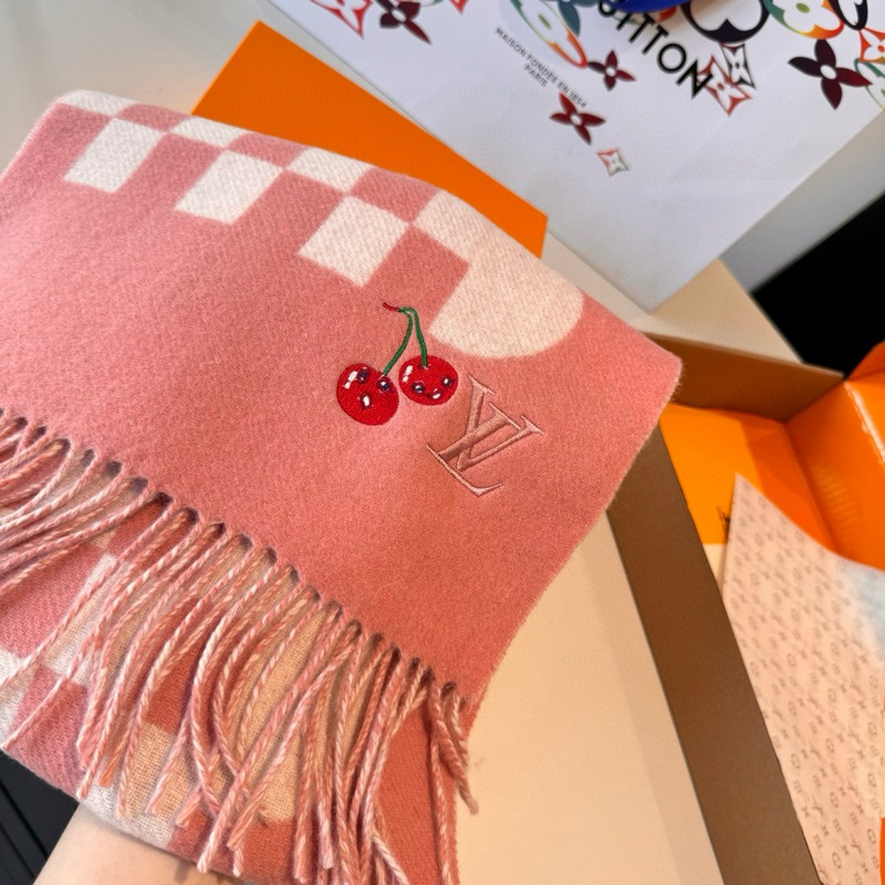 L新款櫻桃圍巾 好看的要瘋掉了，太有型太有魅力了 非常斯文時尚的秋冬單品！真的