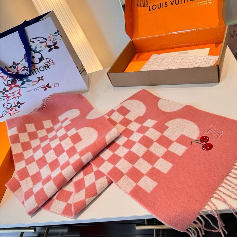 L新款櫻桃圍巾 好看的要瘋掉了，太有型太有魅力了 非常斯文時尚的秋冬單品！真的