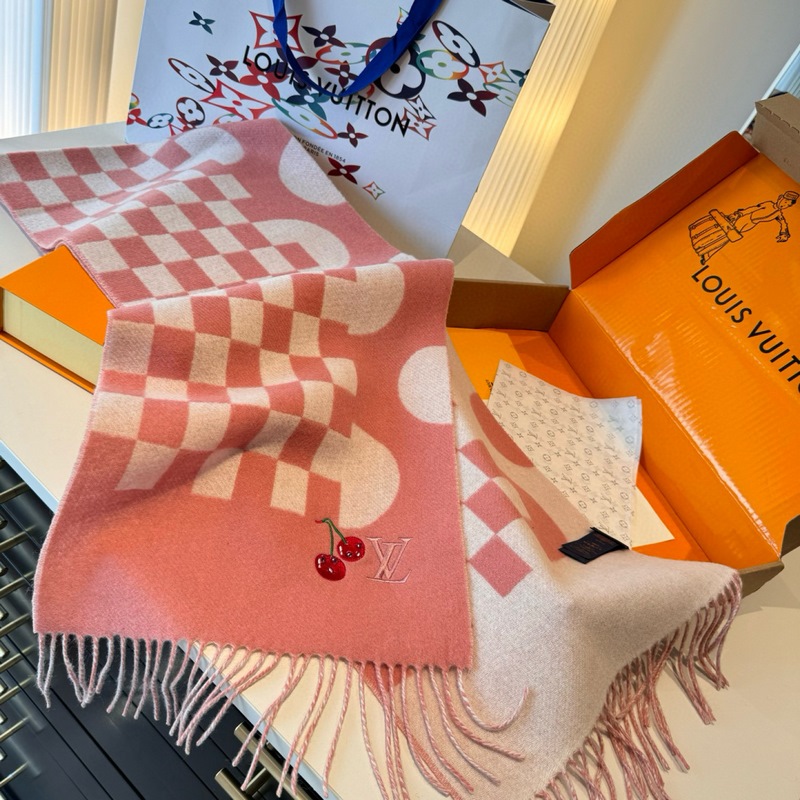 L新款櫻桃圍巾 好看的要瘋掉了，太有型太有魅力了 非常斯文時尚的秋冬單品！真的