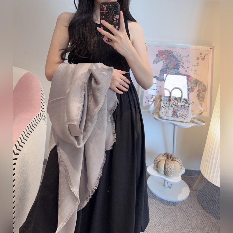 全新 Petit Louis 披肩以提花工藝和雙色紗線織就 Monogram 圖