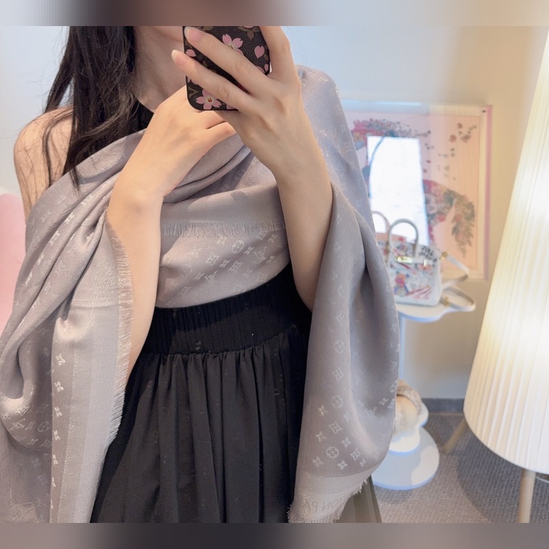 全新 Petit Louis 披肩以提花工藝和雙色紗線織就 Monogram 圖