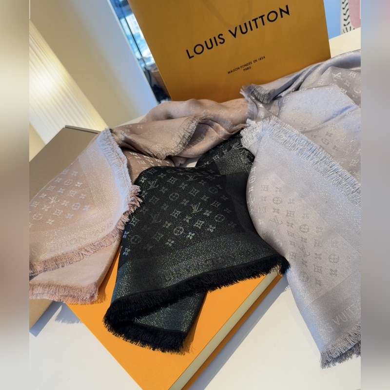 全新 Petit Louis 披肩以提花工藝和雙色紗線織就 Monogram 圖