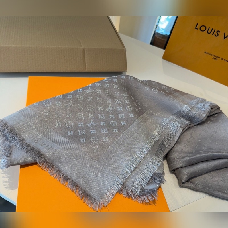 全新 Petit Louis 披肩以提花工藝和雙色紗線織就 Monogram 圖