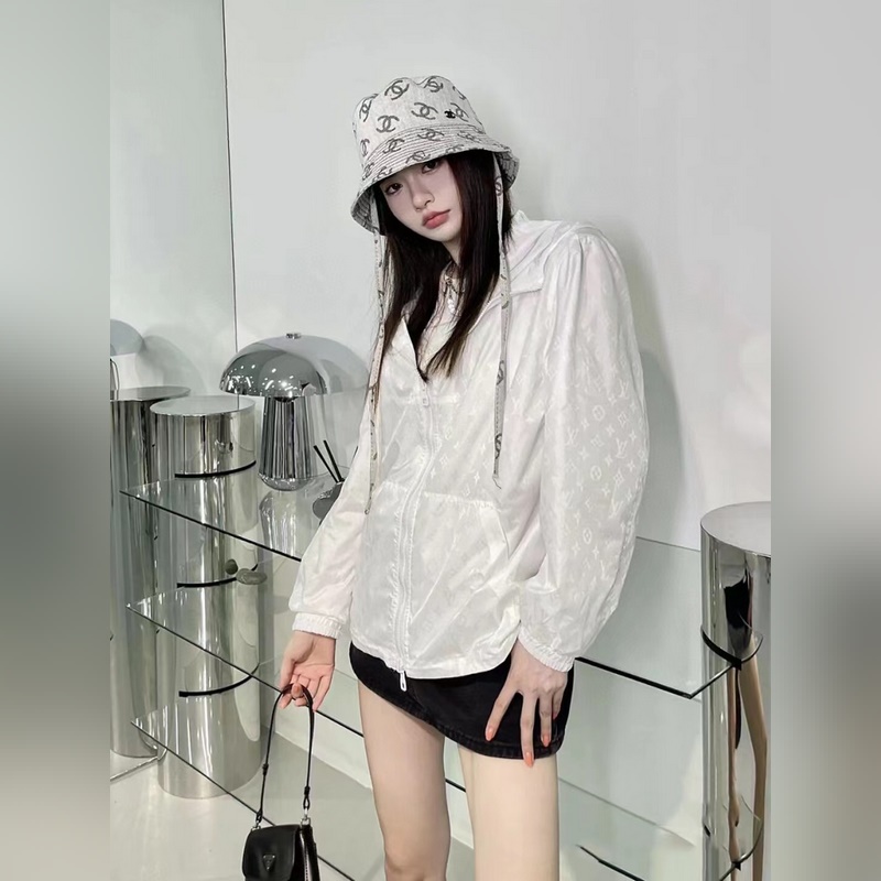 LV暗紋提花雙面穿夾克沖鋒衣外套 雙面穿夾克，分為純色面和滿logo提花面，兩種