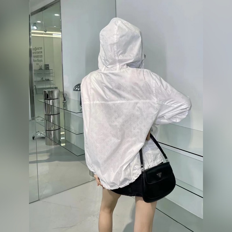 LV暗紋提花雙面穿夾克沖鋒衣外套 雙面穿夾克，分為純色面和滿logo提花面，兩種