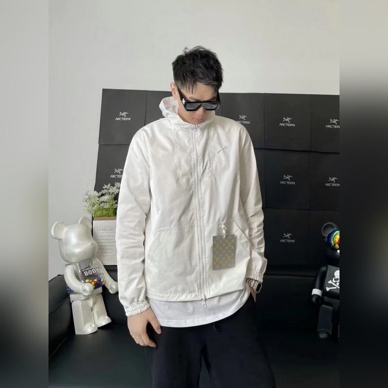 LV暗紋提花雙面穿夾克沖鋒衣外套 雙面穿夾克，分為純色面和滿logo提花面，兩種