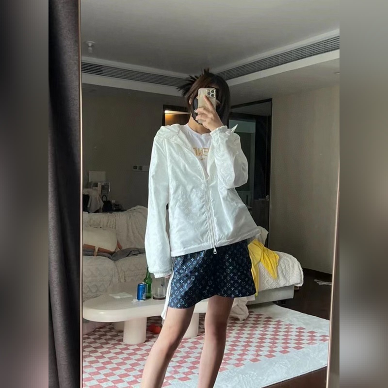 LV暗紋提花雙面穿夾克沖鋒衣外套 雙面穿夾克，分為純色面和滿logo提花面，兩種