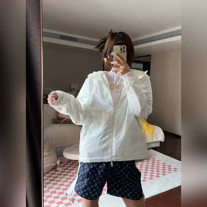 LV暗紋提花雙面穿夾克沖鋒衣外套 雙面穿夾克，分為純色面和滿logo提花面，兩種