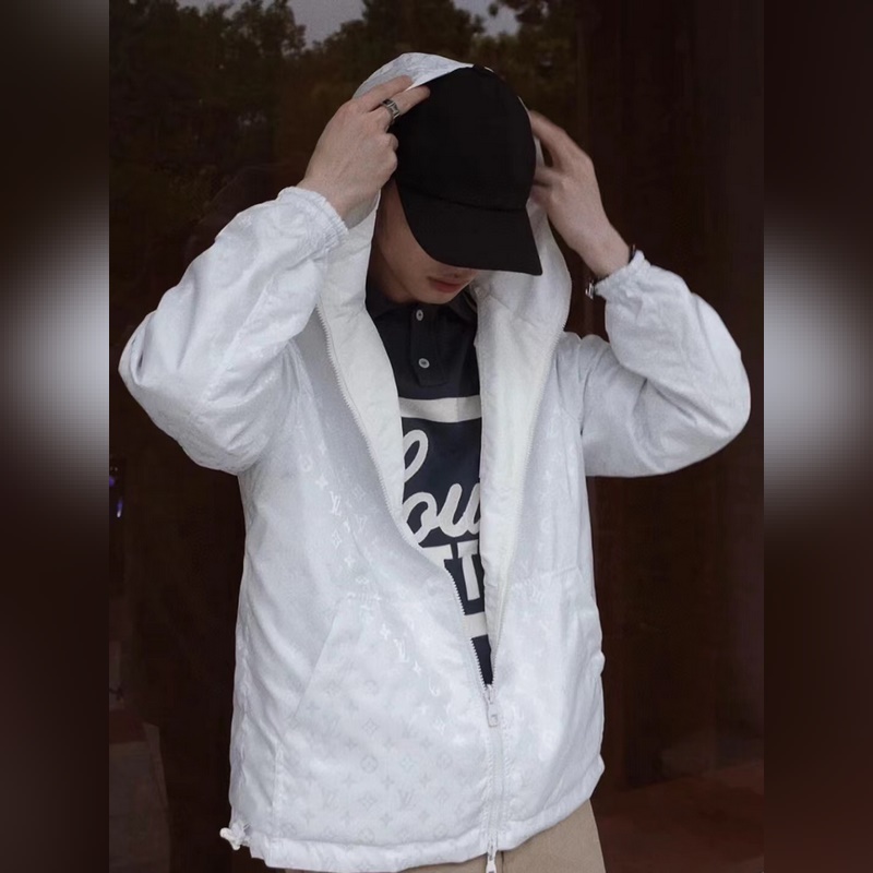 LV暗紋提花雙面穿夾克沖鋒衣外套 雙面穿夾克，分為純色面和滿logo提花面，兩種