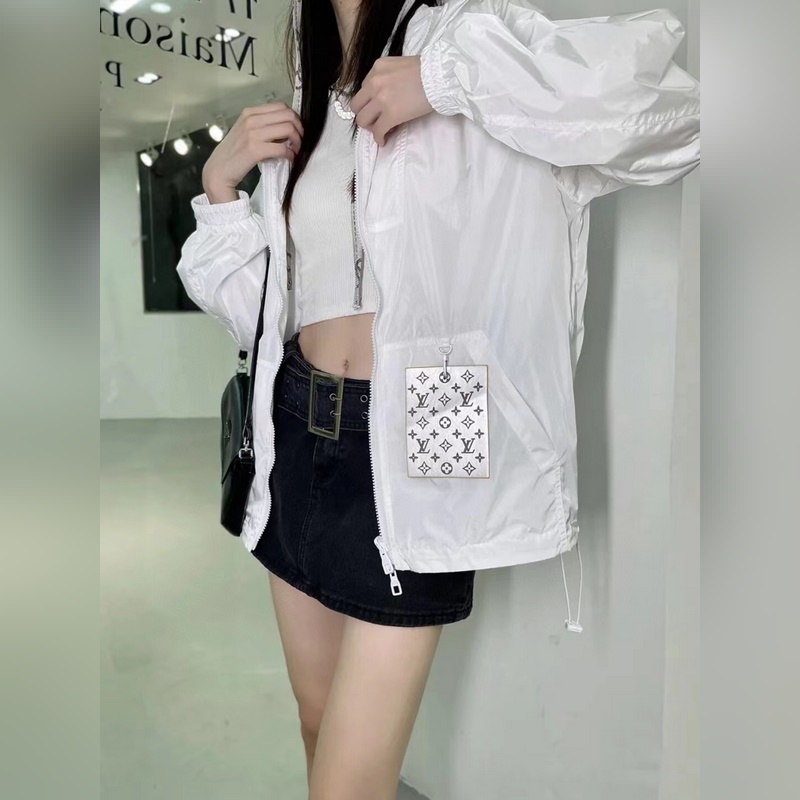 LV暗紋提花雙面穿夾克沖鋒衣外套 雙面穿夾克，分為純色面和滿logo提花面，兩種