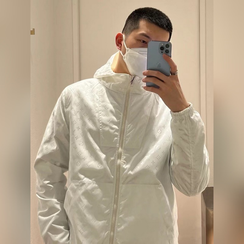 LV暗紋提花雙面穿夾克沖鋒衣外套 雙面穿夾克，分為純色面和滿logo提花面，兩種