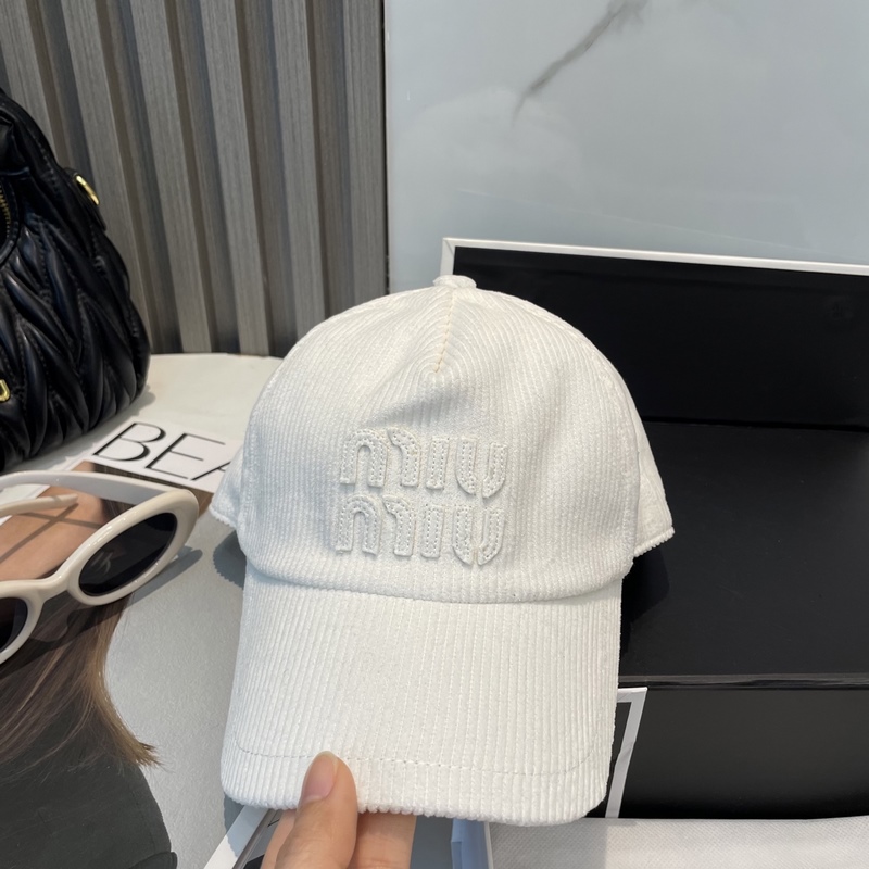 miumiu繆繆限定新款燈芯絨棒球帽，燈芯絨紋理鴨舌帽 非常耐看的一款棒球帽 ~