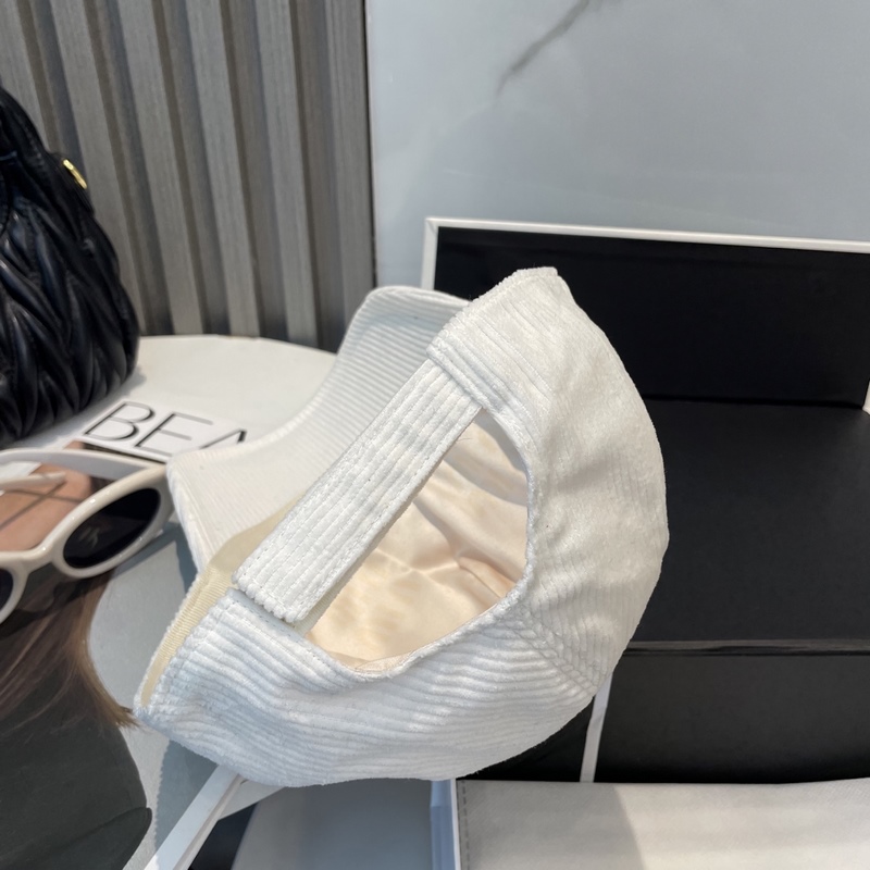 miumiu繆繆限定新款燈芯絨棒球帽，燈芯絨紋理鴨舌帽 非常耐看的一款棒球帽 ~