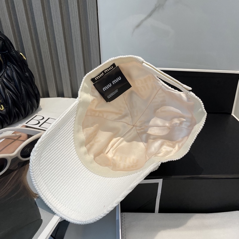 miumiu繆繆限定新款燈芯絨棒球帽，燈芯絨紋理鴨舌帽 非常耐看的一款棒球帽 ~