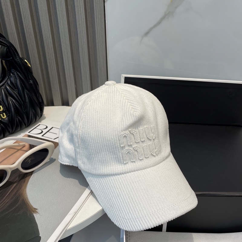 miumiu繆繆限定新款燈芯絨棒球帽，燈芯絨紋理鴨舌帽 非常耐看的一款棒球帽 ~