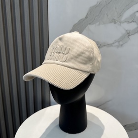 miumiu繆繆限定新款燈芯絨棒球帽，燈芯絨紋理鴨舌帽 非常耐看的一款棒球帽 ~