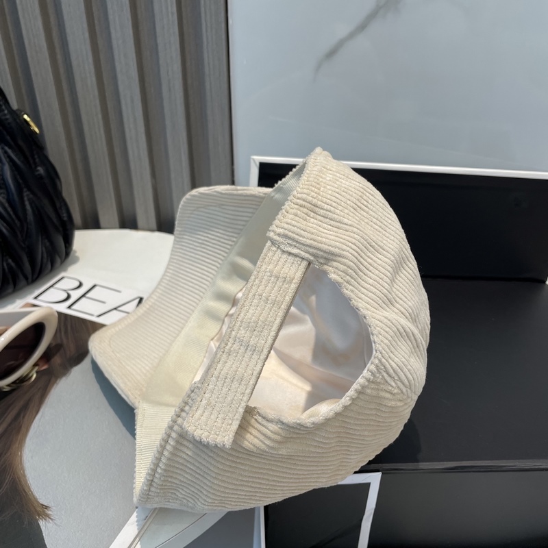 miumiu繆繆限定新款燈芯絨棒球帽，燈芯絨紋理鴨舌帽 非常耐看的一款棒球帽 ~