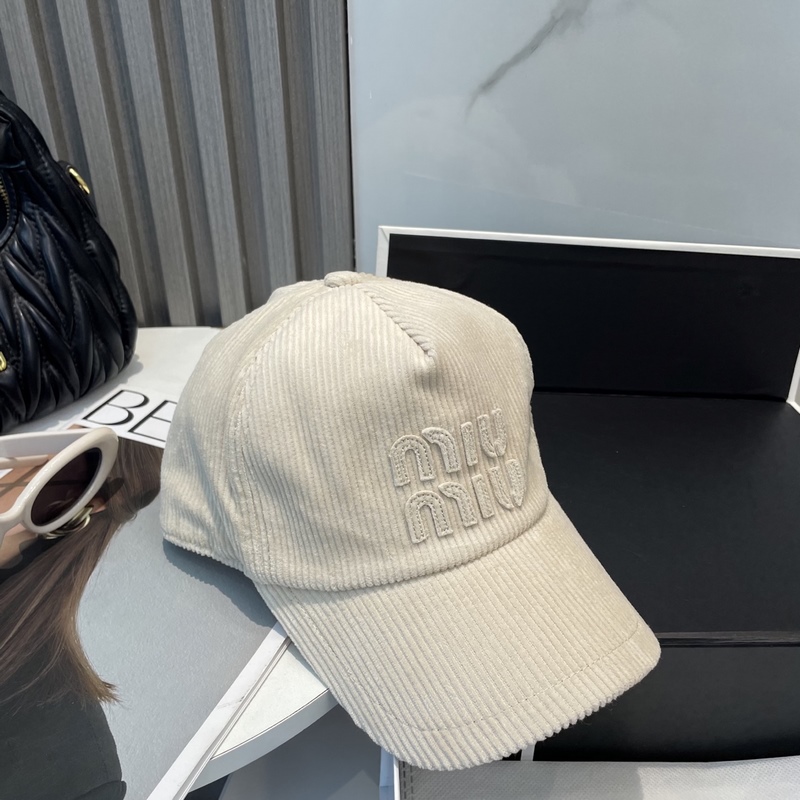 miumiu繆繆限定新款燈芯絨棒球帽，燈芯絨紋理鴨舌帽 非常耐看的一款棒球帽 ~