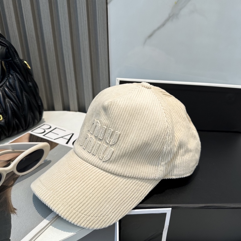 miumiu繆繆限定新款燈芯絨棒球帽，燈芯絨紋理鴨舌帽 非常耐看的一款棒球帽 ~