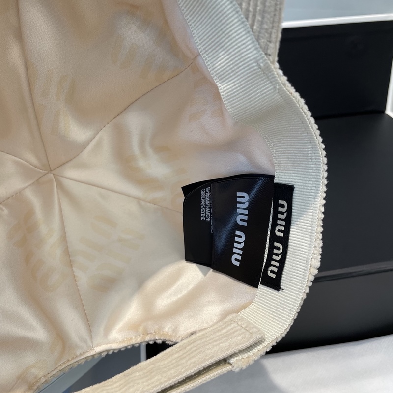 miumiu繆繆限定新款燈芯絨棒球帽，燈芯絨紋理鴨舌帽 非常耐看的一款棒球帽 ~