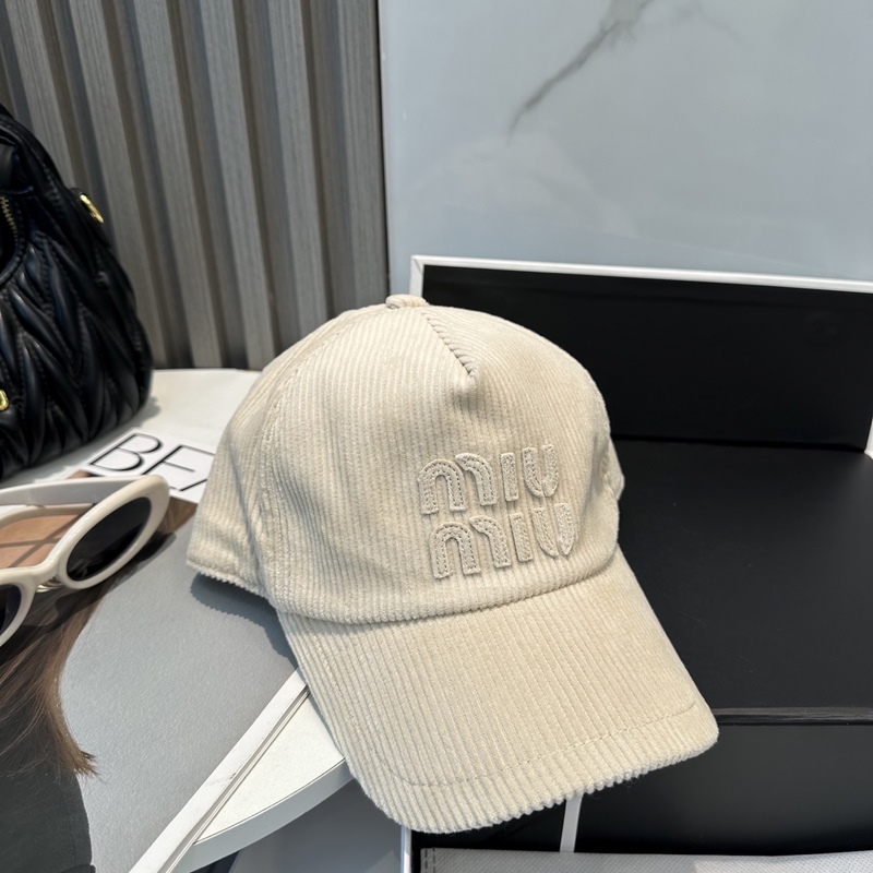 miumiu繆繆限定新款燈芯絨棒球帽，燈芯絨紋理鴨舌帽 非常耐看的一款棒球帽 ~