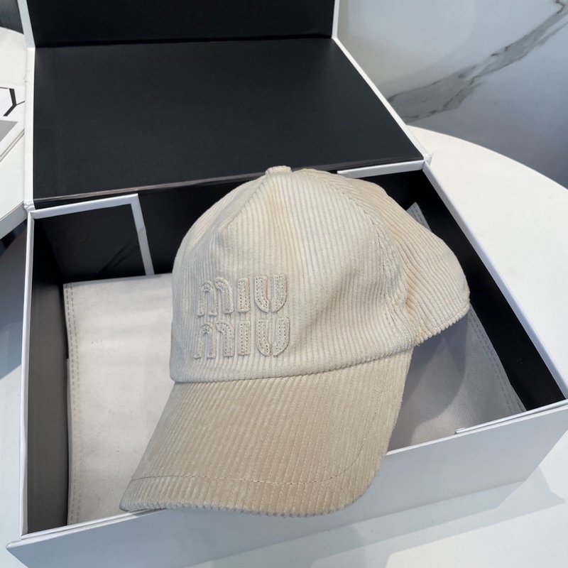 miumiu繆繆限定新款燈芯絨棒球帽，燈芯絨紋理鴨舌帽 非常耐看的一款棒球帽 ~