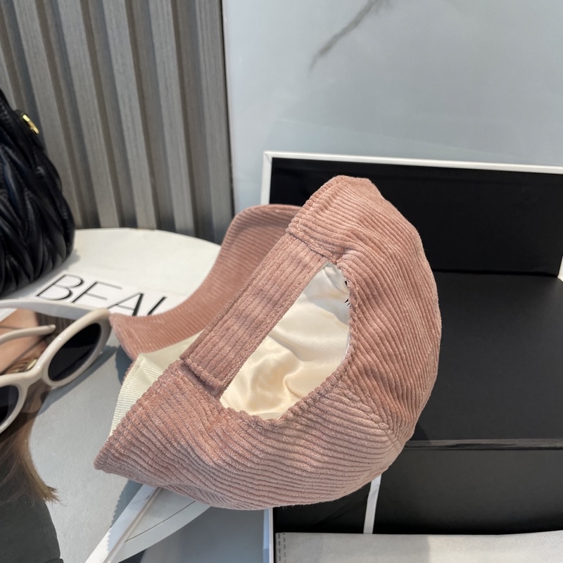 miumiu繆繆限定新款燈芯絨棒球帽，燈芯絨紋理鴨舌帽 非常耐看的一款棒球帽 ~