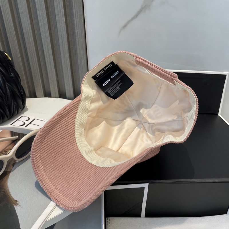 miumiu繆繆限定新款燈芯絨棒球帽，燈芯絨紋理鴨舌帽 非常耐看的一款棒球帽 ~