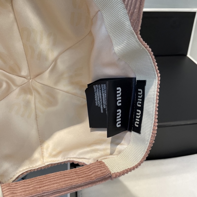 miumiu繆繆限定新款燈芯絨棒球帽，燈芯絨紋理鴨舌帽 非常耐看的一款棒球帽 ~