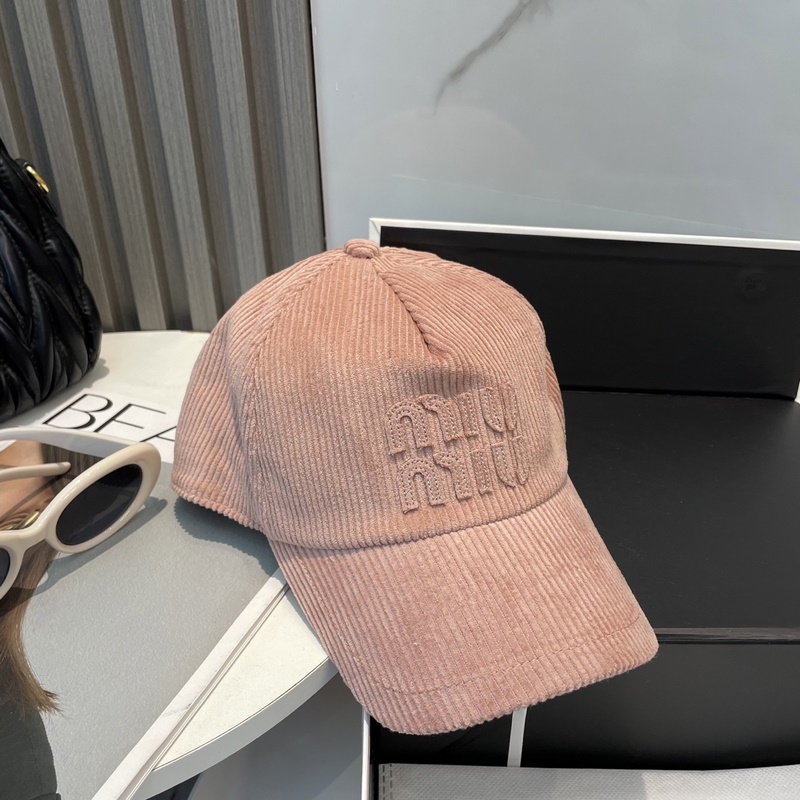 miumiu繆繆限定新款燈芯絨棒球帽，燈芯絨紋理鴨舌帽 非常耐看的一款棒球帽 ~