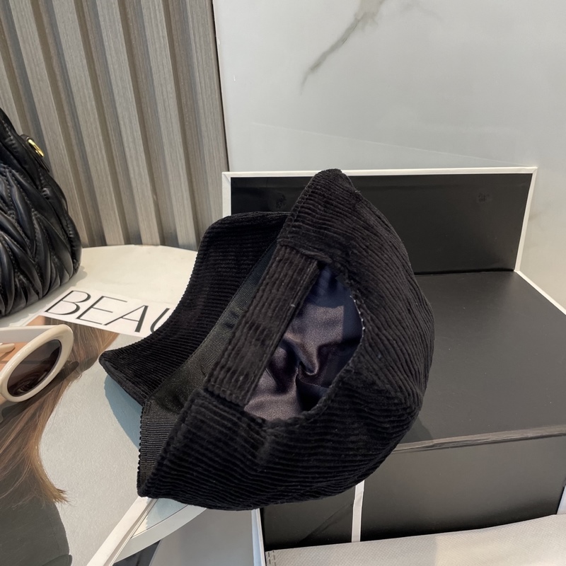 miumiu繆繆限定新款燈芯絨棒球帽，燈芯絨紋理鴨舌帽 非常耐看的一款棒球帽 ~