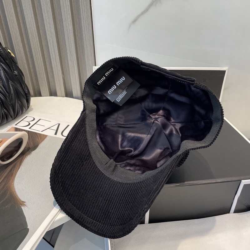 miumiu繆繆限定新款燈芯絨棒球帽，燈芯絨紋理鴨舌帽 非常耐看的一款棒球帽 ~