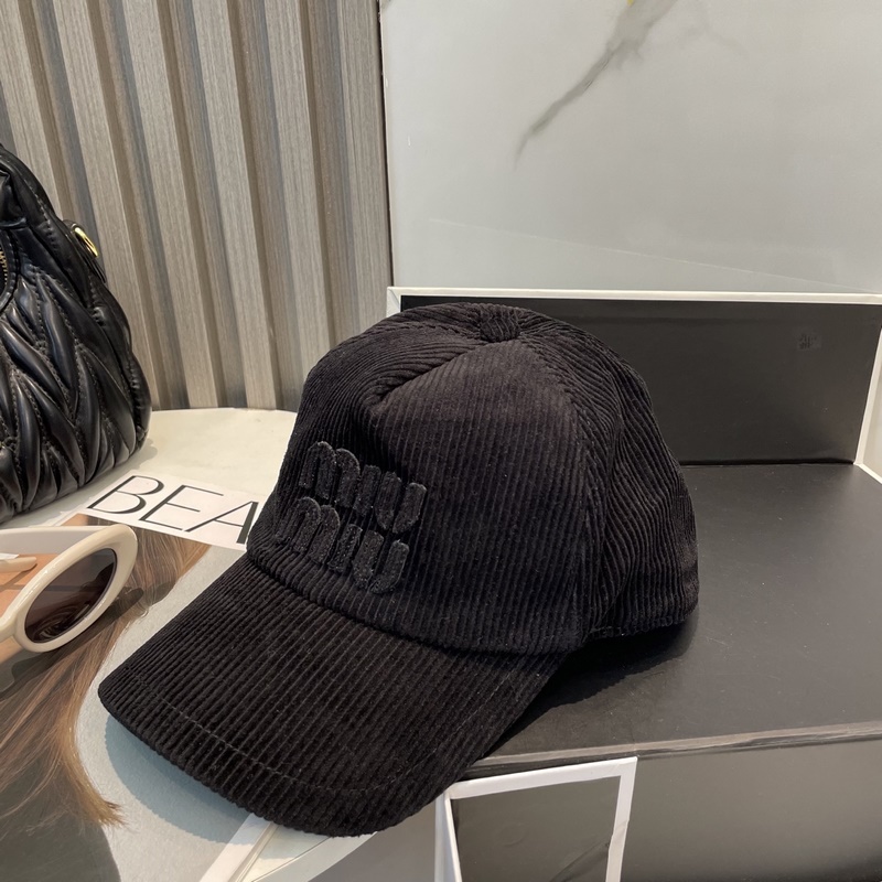 miumiu繆繆限定新款燈芯絨棒球帽，燈芯絨紋理鴨舌帽 非常耐看的一款棒球帽 ~