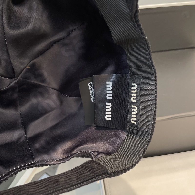 miumiu繆繆限定新款燈芯絨棒球帽，燈芯絨紋理鴨舌帽 非常耐看的一款棒球帽 ~